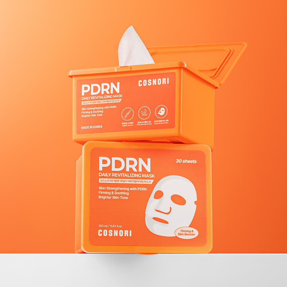 COSNORI PDRN Daily Revitalizing Mask 30 sheets en packaging orange, marque COSNORI, visage avec masque en arrière-plan.