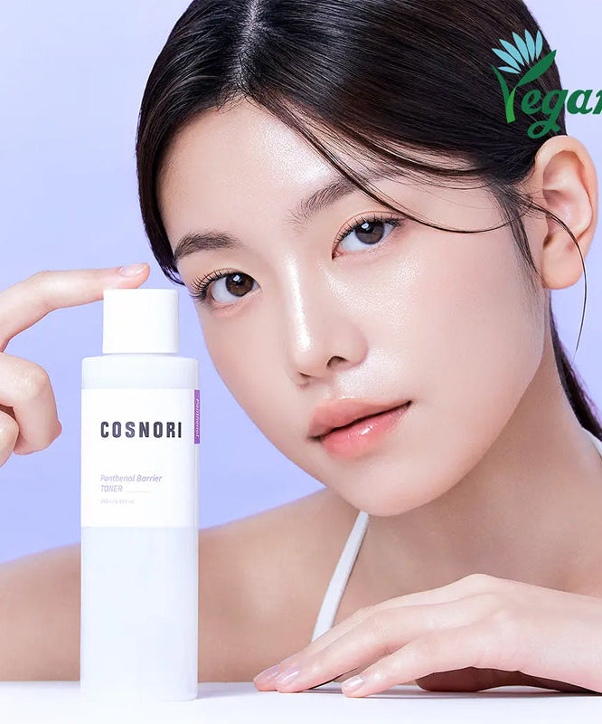 COSNORI Panthenol Barrier Toner 205ml de la marque COSNORI : femme à la main tenant le flacon, fond bleu pastel.