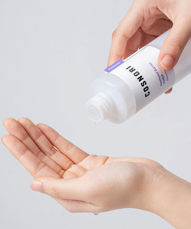 COSNORI Panthenol Barrier Toner 205ml de COSNORI : main appliquant le toner sur la peau, fond clair, gros plan.