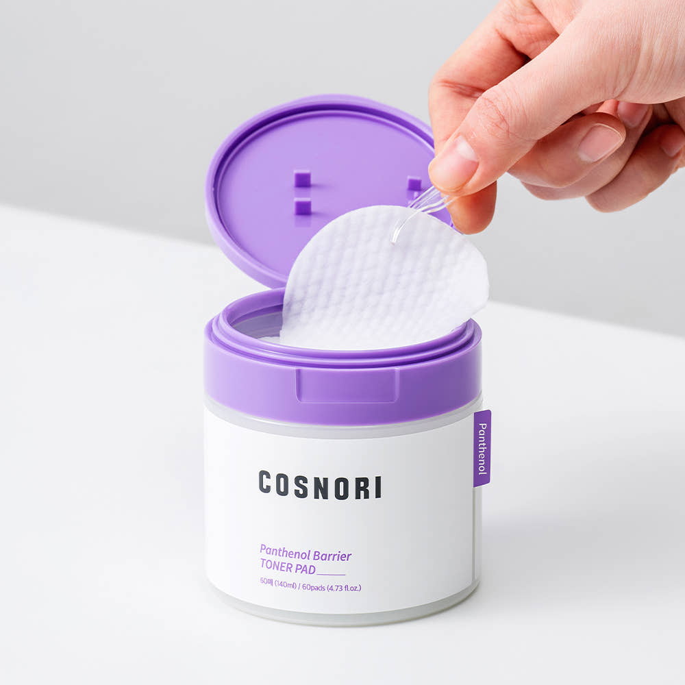 COSNORI Panthenol Barrier Toner Pads 60 Sheets, COSNORI, main sort une compresse blanche du pot violet, contexte soin visage