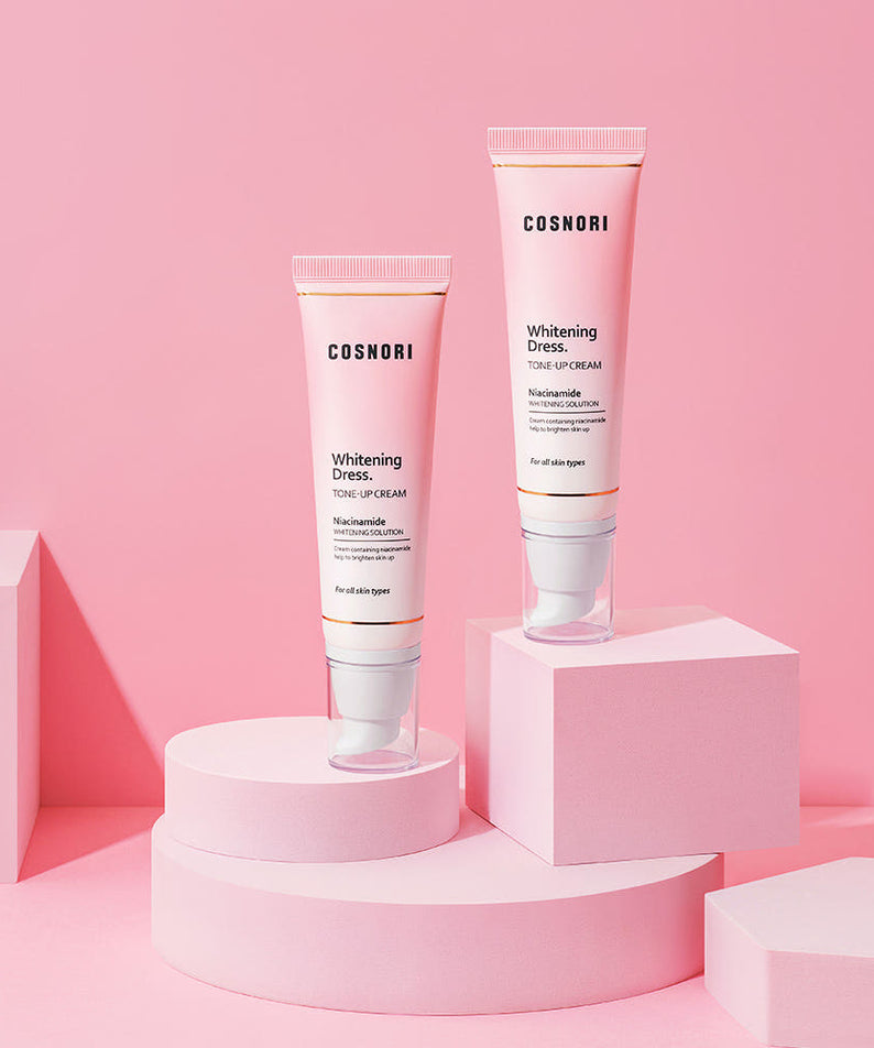 COSNORI Whitening Dress Tone-Up Cream 50ml, packshots sur podiums roses, crème éclaircissante de la marque COSNORI