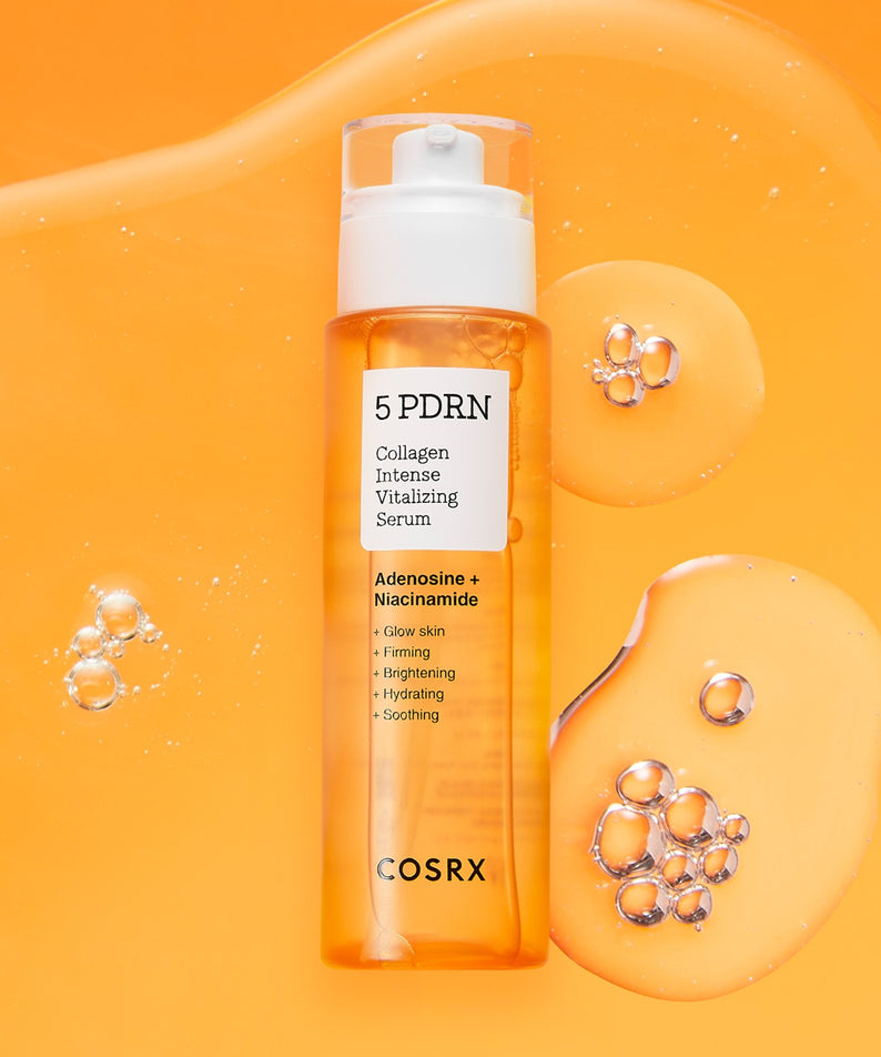 COSRX 5 PDRN Collagen Intense Vitalizing Serum, bouteille COSRX sur fond orange, gouttes et éclats de gelée