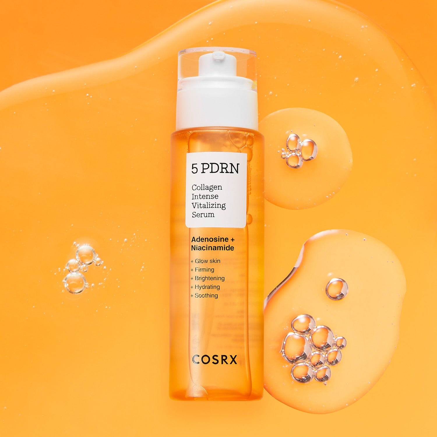 COSRX 5 PDRN Collagen Intense Vitalizing Serum, bouteille COSRX sur fond orange, gouttes et éclats de gelée
