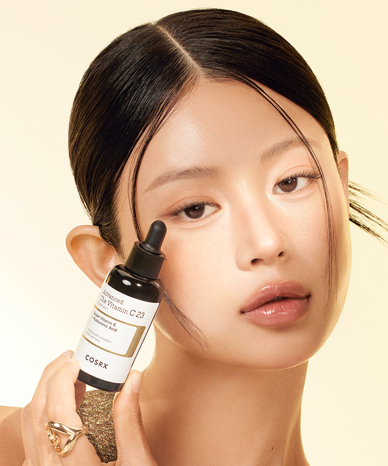Portrait de beauté avec COSRX Advanced The Vitamin C 23 Serum, marque COSRX, sérum vitamine C sur fond beige