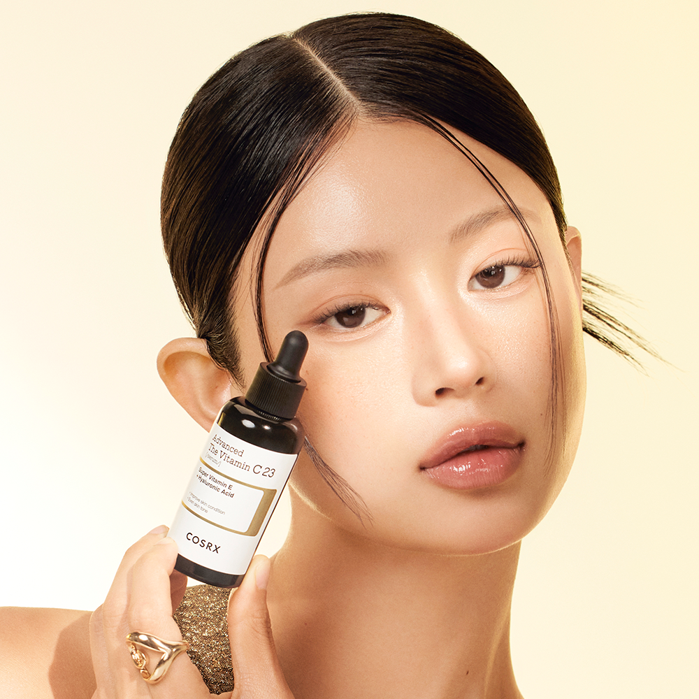 Portrait de beauté avec COSRX Advanced The Vitamin C 23 Serum, marque COSRX, sérum vitamine C sur fond beige