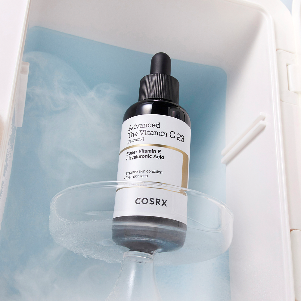 COSRX Advanced The Vitamin C 23 Serum de la marque COSRX, sérum à la vitamine C, posé dans un congélateur/boîte bleue.