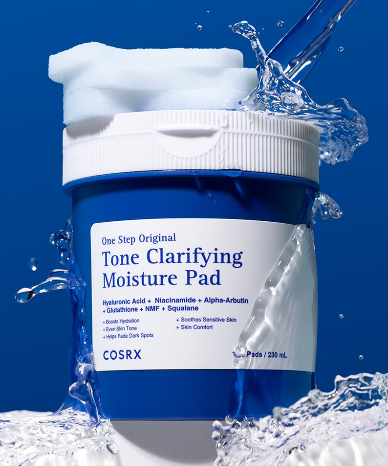 COSRX One Step Original Clarifying Moisture Pads (100 sheets) : boîte avec lingettes, éclaboussures d’eau, fond bleu.