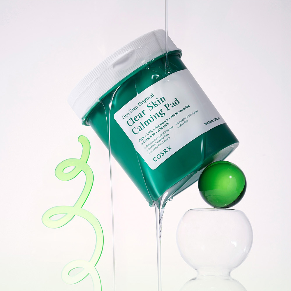 COSRX One-Step Original Clear Skin Calming Pads (100 sheets) : flacon vert sur fond blanc, ambiance skincare, en français.