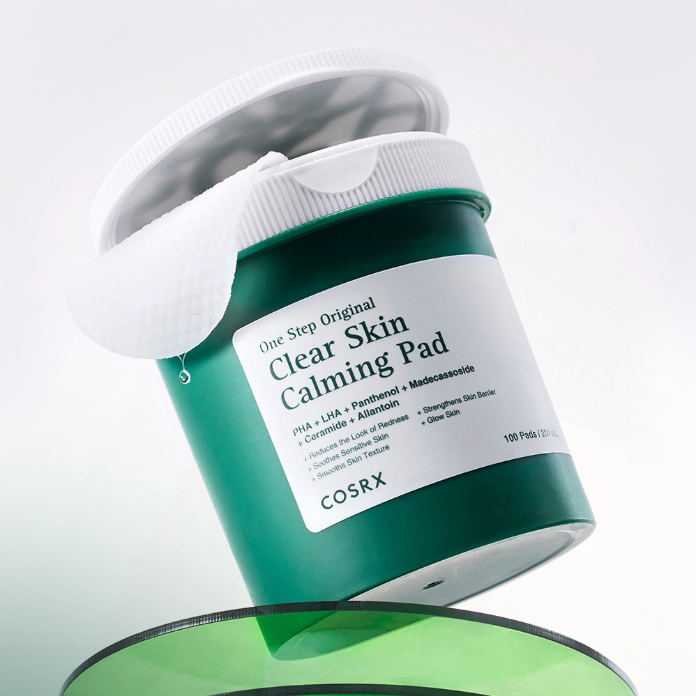 COSRX One-Step Original Clear Skin Calming Pads (100 sheets) : marque COSRX, cotons sur fond blanc, flacon vert.
