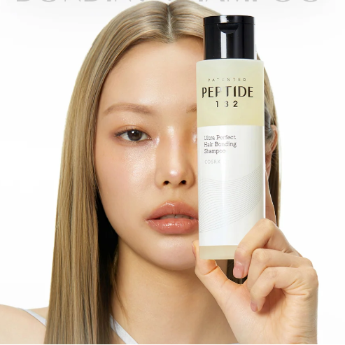 COSRX Peptide-132 Ultra Perfect Hair Bonding Shampoo 200ml, bouteille avec femme aux cheveux blonds sur fond clair.