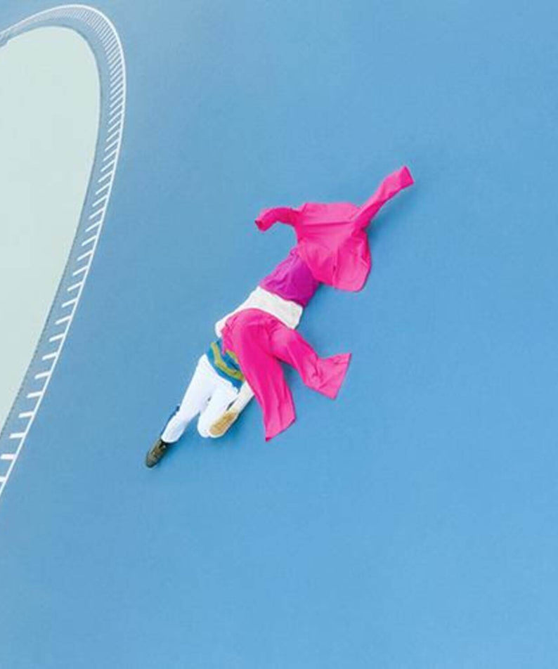 COTT - [TWIST] - Album Kpop de la marque COTT, visuel danse en style pop pink sur fond bleu, studio.