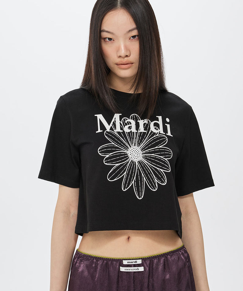 CROPPED BASIC TSHIRT FLOWERMARDI_BLACK WHITE : t-shirt crop Mardi Mercredi noir et blanc, modèle femme sur fond clair