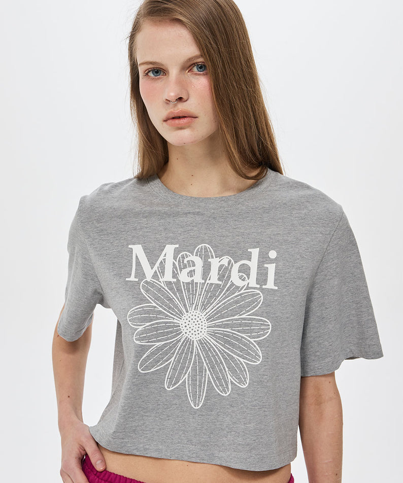 CROPPED BASIC TSHIRT FLOWERMARDI_GREY WHITE, T-shirt crop Mardi Mercredi gris clair avec logo floral, vue studio sur modèle