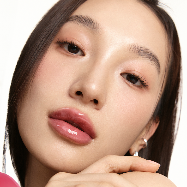 D'ALBA Plumbing Lip Glow Mood Volumizer : femme aux lèvres brillantes, fond studio, gros plan cosmétique Décrivez l’image
