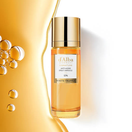 D'ALBA Signature Anti-Aging Mist Serum 12% 60ml, flacon doré sur fond or, perles et brume anti-âge en contexte cosmétique.