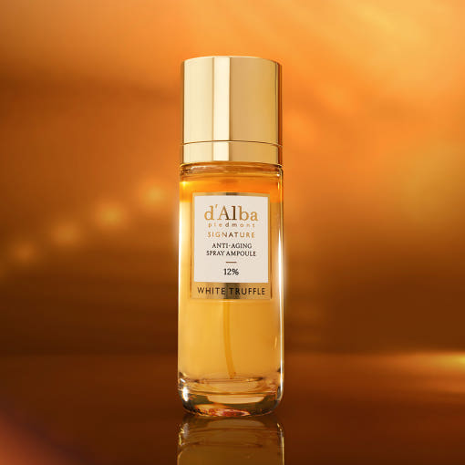 Décris l'image en français en mentionnant D'ALBA Signature Anti-Aging Mist Serum 12% 60ml, flacon lumineux sur fond orange.