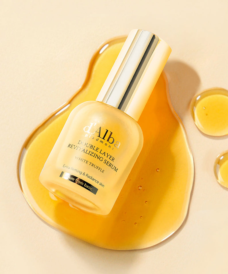 D'ALBA Vegan Double Serum 30ml de D'ALBA sur fond jaune, flacon et gouttes de sérum, contexte visuel beauté