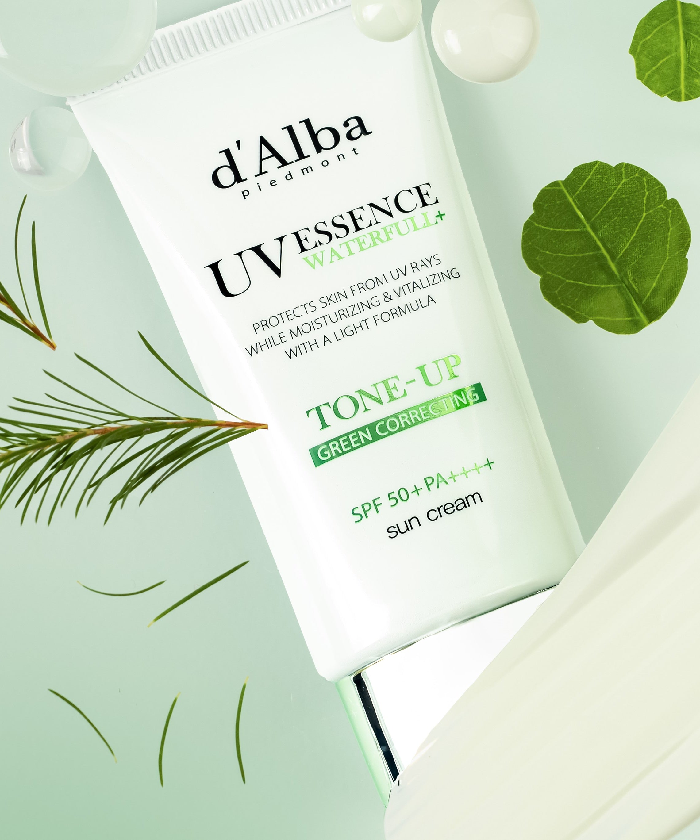 Crème solaire D'ALBA Vegan Waterfull Green Tone-Up Suncream 50ml sur fond vert avec feuilles.