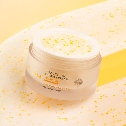 Décris l'image en français en mentionnant le produit, la marque et le contexte visuel : D'ALBA Vita Toning Capsule Cream Complex 55g