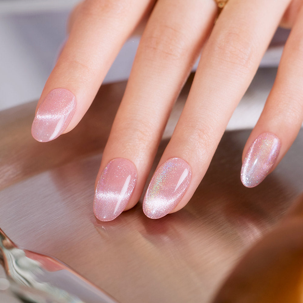 DASHING DIVA  Glowberry (Almond) : ongles scintillants rose poudré sur mains, marque en contexte visuel de manucure.