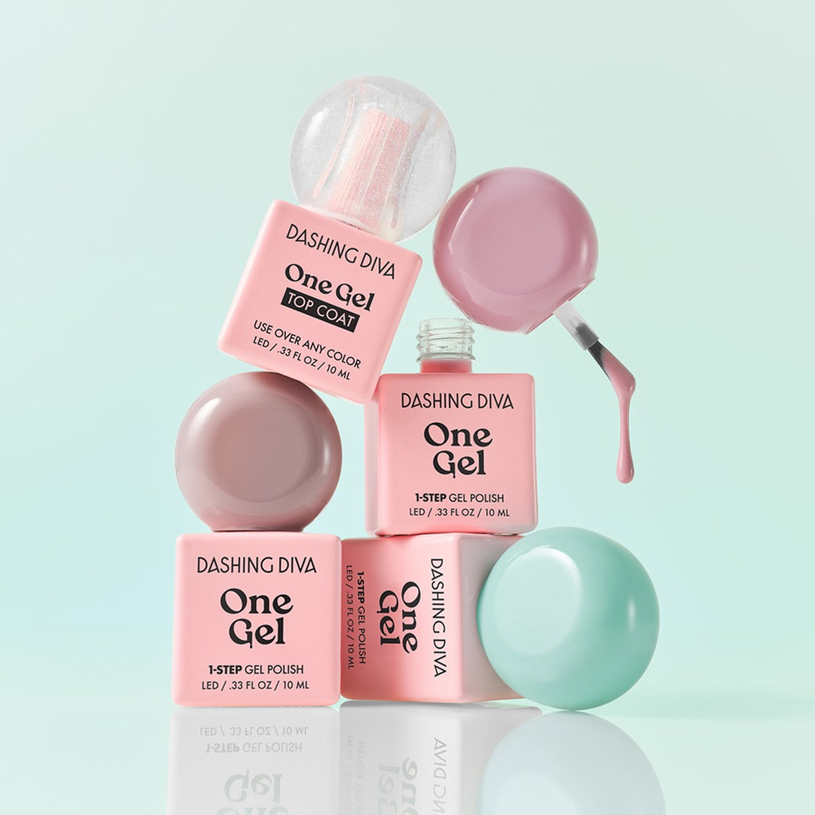 DASHING DIVA  One Gel Misty, pots de vernis gel rose et bleuté sur fond clair, visuel produit marque Dashing Diva