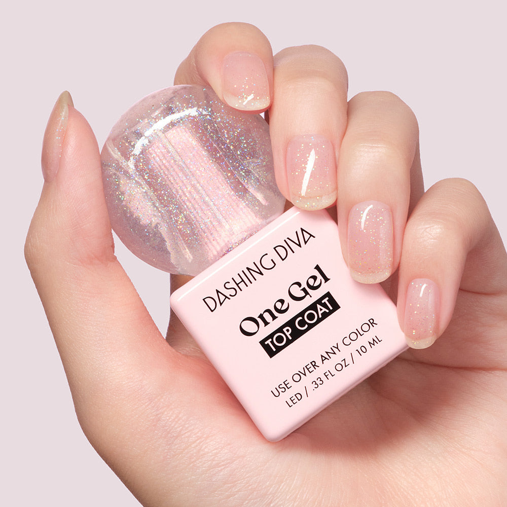 DASHING DIVA One Gel Misty, top coat, pot et ongles scintillants sur fond clair, main en gros plan