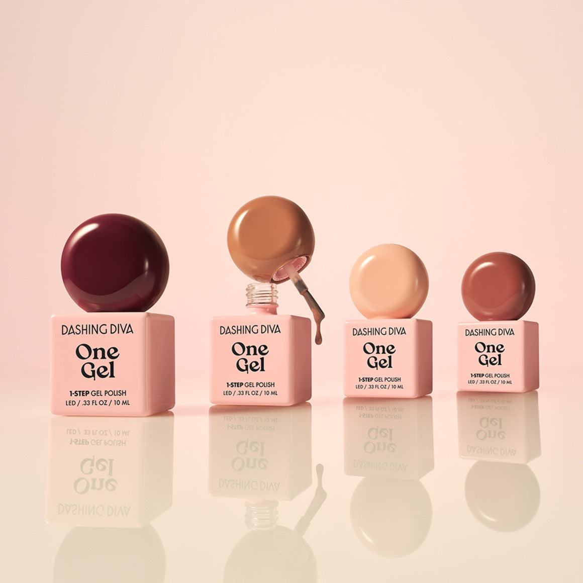 DASHING DIVA  One Gel Muted Bear, vernis gel sur fond rose, coffrets alignés, éclairage studio, produit de la marque