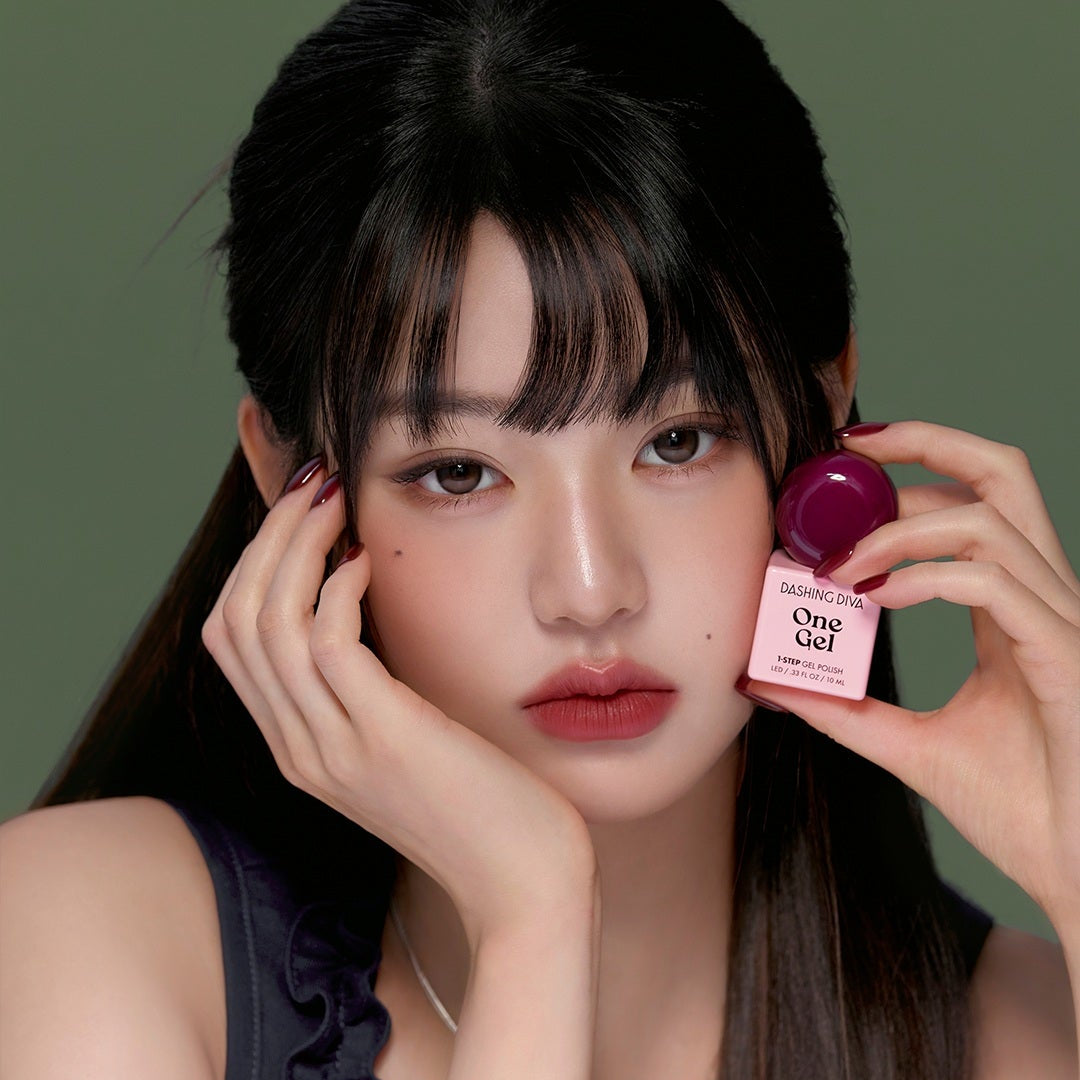 DASHING DIVA  One Gel Velvet Light, crème gel velours sur photo beauté: femme aux cheveux noirs tenant le produit