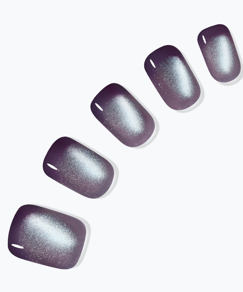 DASHING DIVA  Smudge Night (Regular Round) : ongles lilas pailletés, manucure studio sur fond clair.