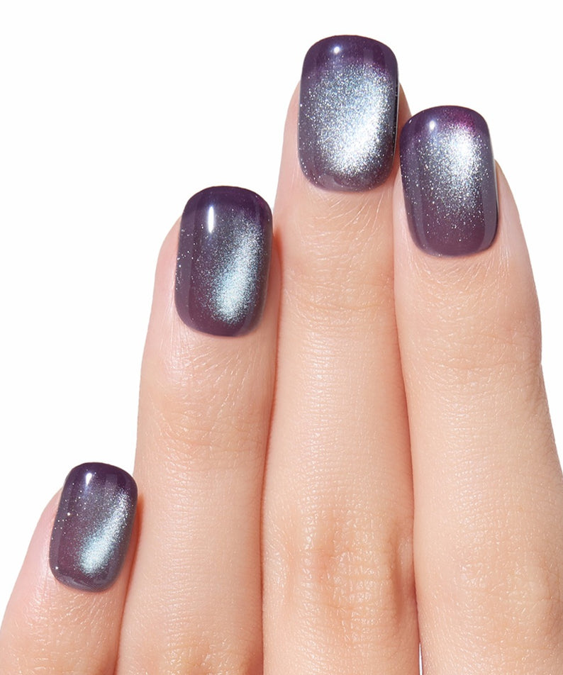 DASHING DIVA  Smudge Night (Regular Round) : ongles brillants violet nuit sur doigts, fond blanc, marque en contexte visuel.