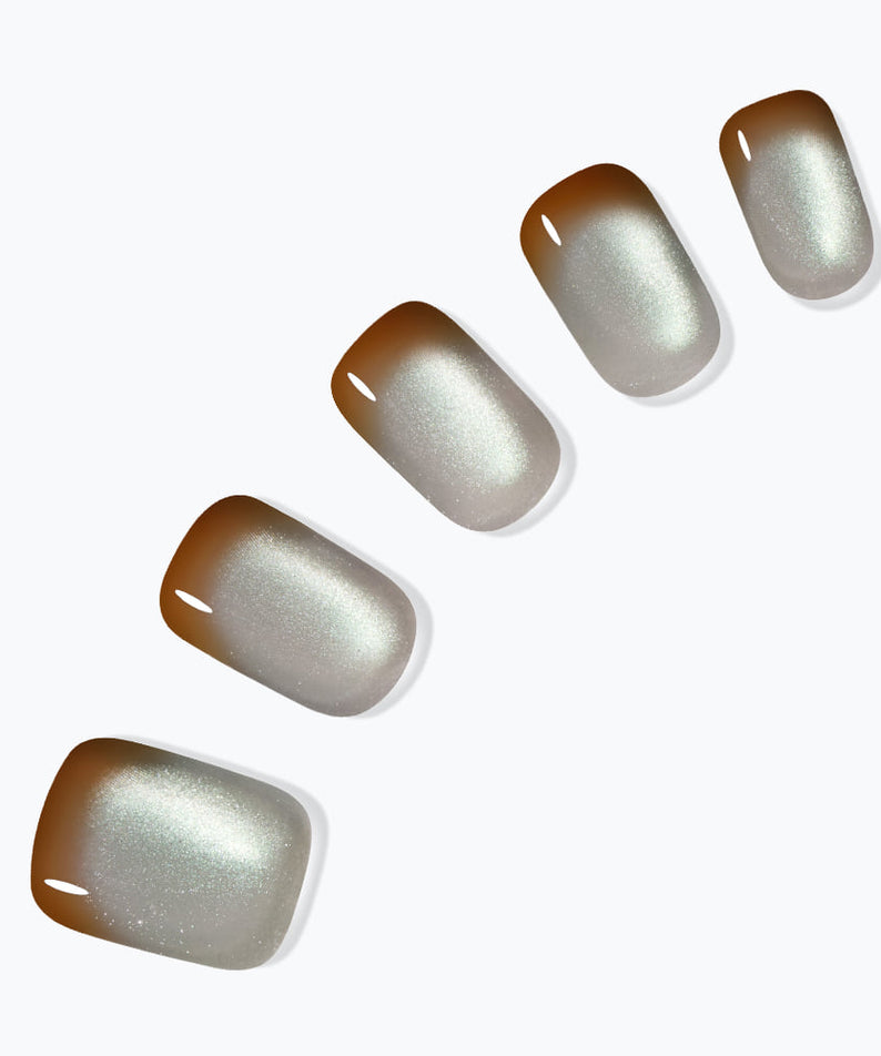 DASHING DIVA  Smudge Sage (Regular Round), vernis ongles vert sauge nacré, mise en scène sur fond blanc.
