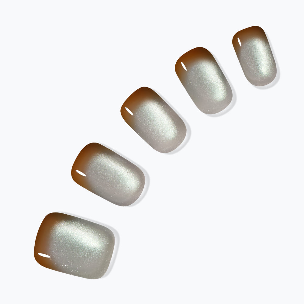 DASHING DIVA  Smudge Sage (Regular Round), vernis ongles vert sauge nacré, mise en scène sur fond blanc.