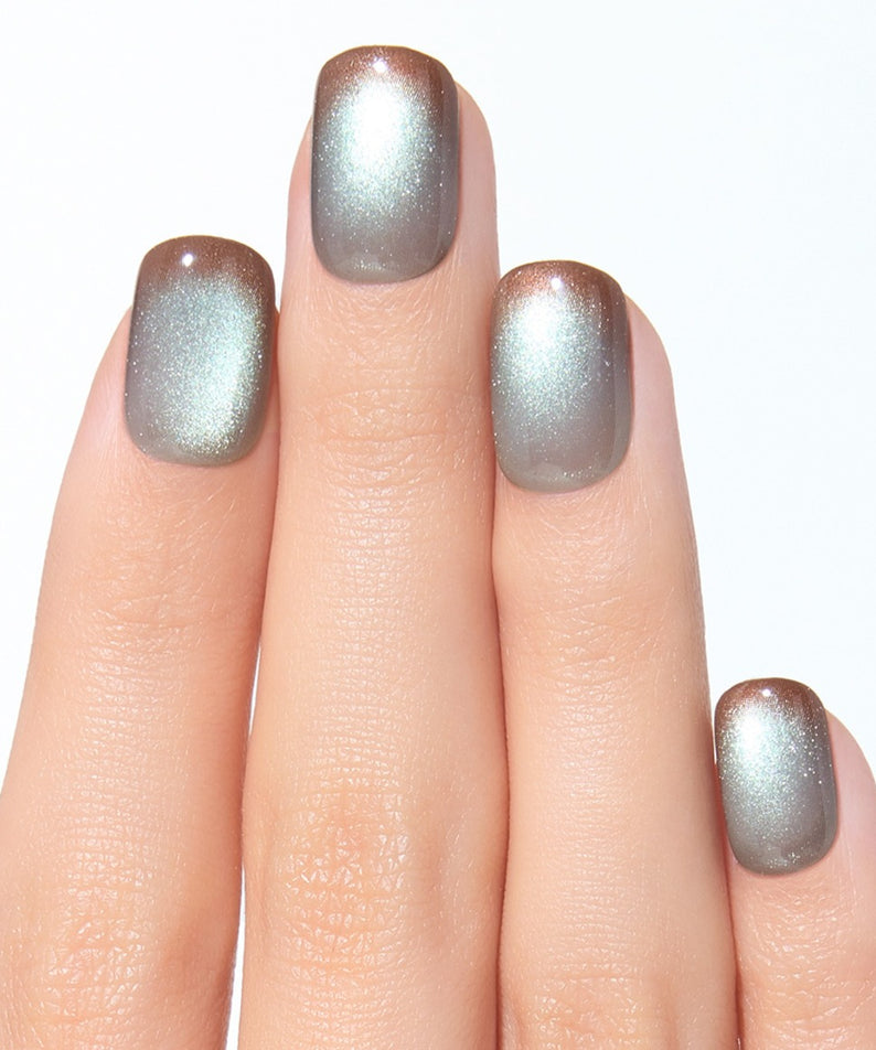 DASHING DIVA  Smudge Sage (Regular Round) : ongles vert sauge nacré, mains en gros plan sur fond clair, marque DASHING DIVA.