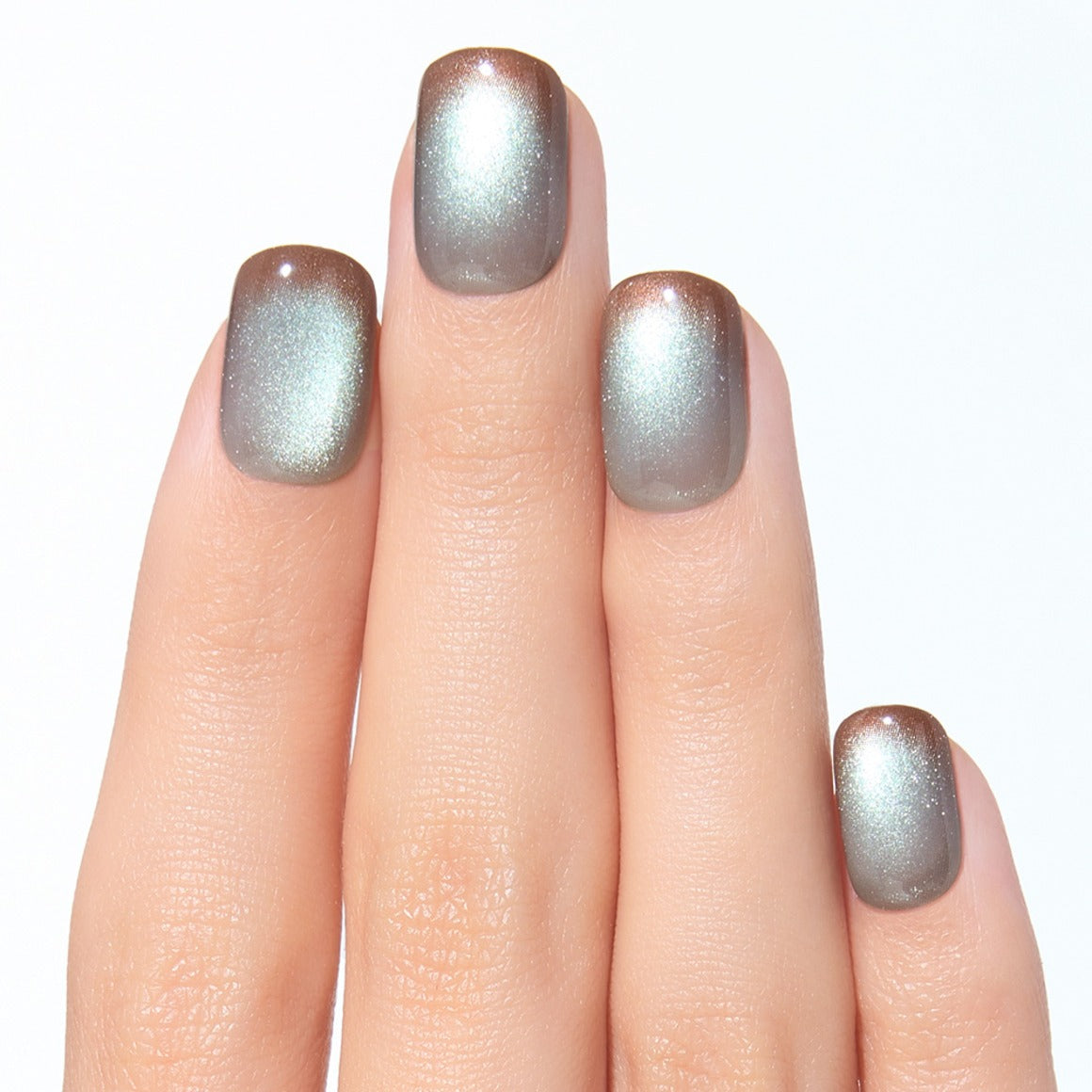 DASHING DIVA  Smudge Sage (Regular Round) : ongles vert sauge nacré, mains en gros plan sur fond clair, marque DASHING DIVA.