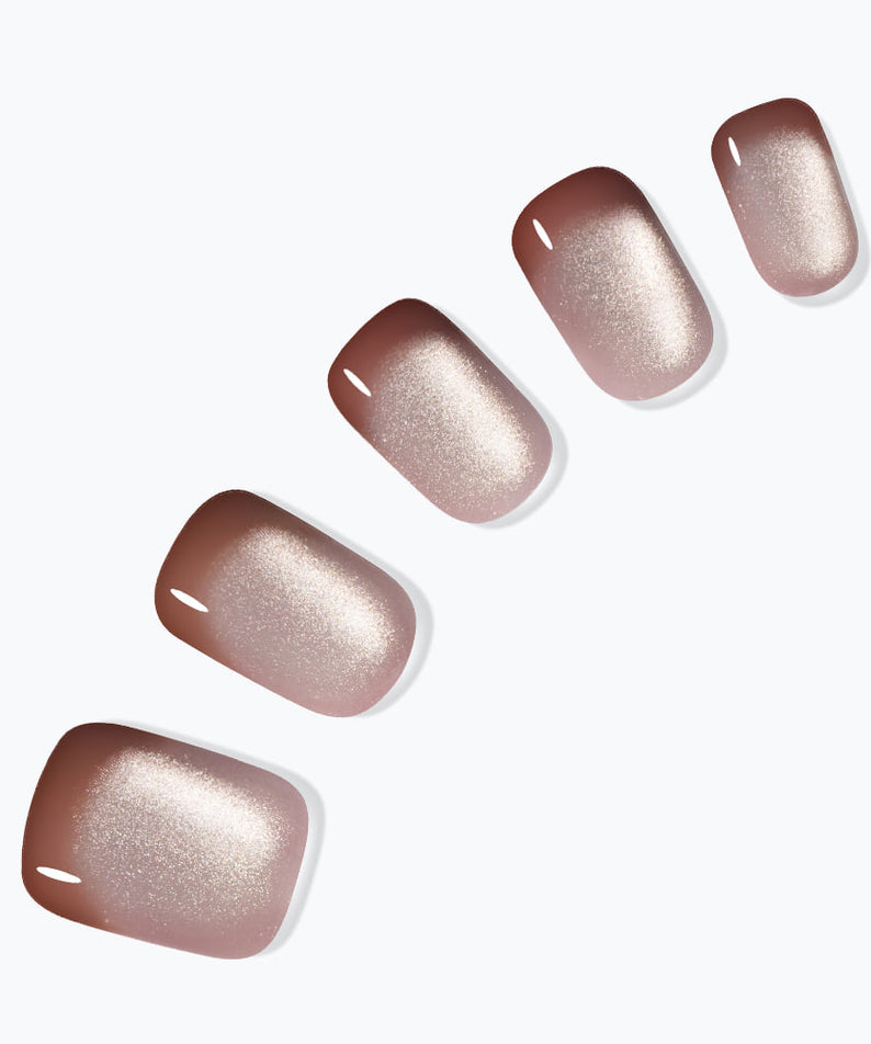 DASHING DIVA  Smudge Wood (Regular Round) : ongles en gel brillants brun-rose sur fond blanc, produit de la marque
