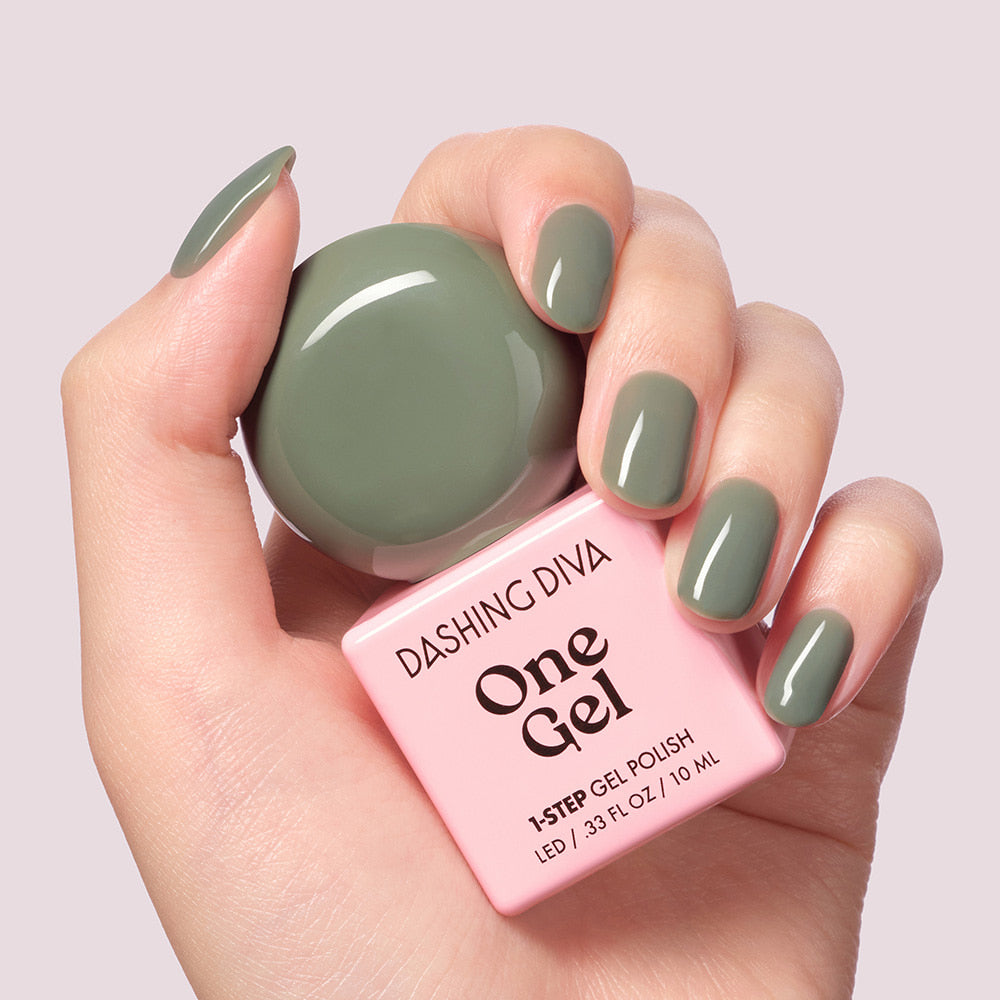 DASHING DIVA  Wonzel Autumn Depths : mains avec vernis gel kaki sur flacon rose, style automnal, fond clair.