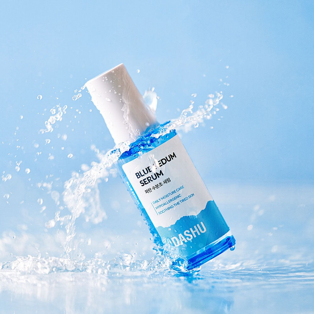 DASHU Boy Blue Moisture Serum 65ml, flacon bleu DASHU projeté dans l’eau avec éclaboussures, fond bleu