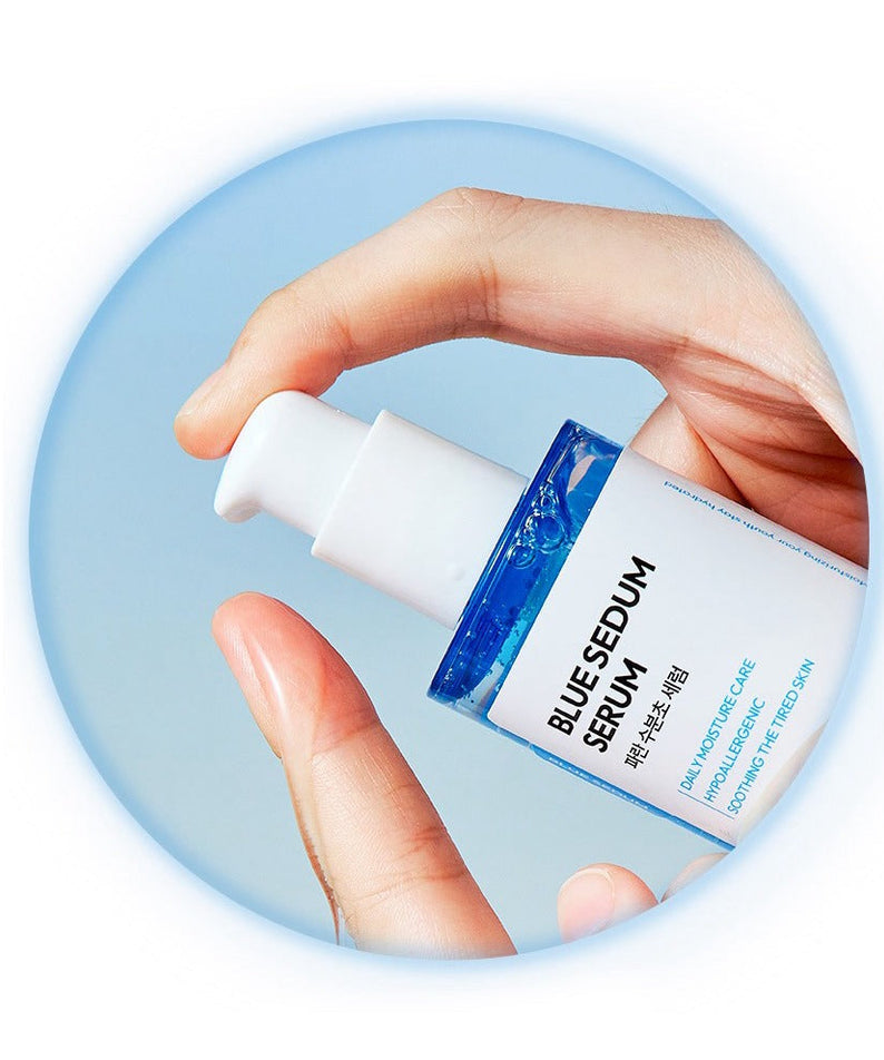 DASHU Boy Blue Moisture Serum 65ml, main tenant le flacon bleu sur fond clair, style soin visage DASHU.