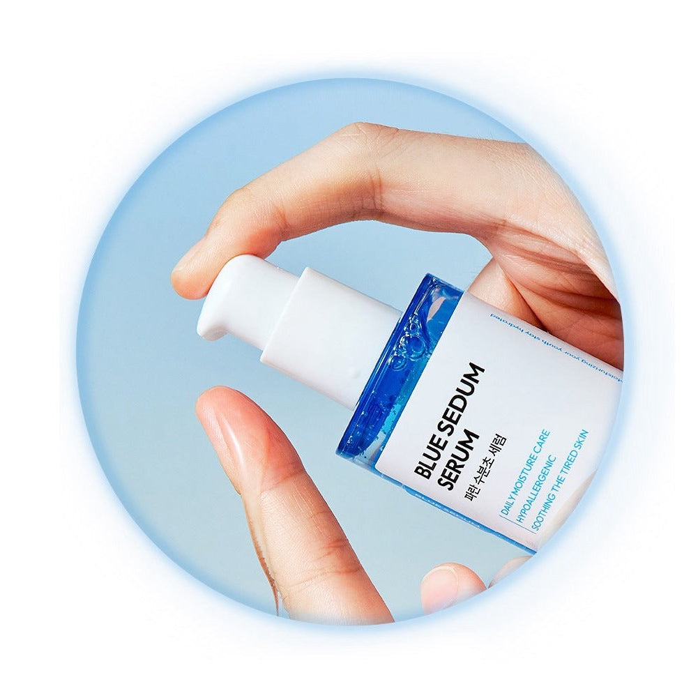 DASHU Boy Blue Moisture Serum 65ml, main tenant le flacon bleu sur fond clair, style soin visage DASHU.