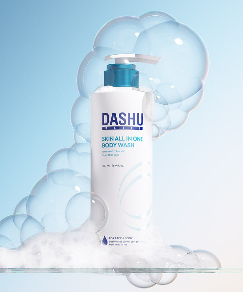 DASHU Daily Skin All-in-One Body Wash 500ml, bouteille près de bulles, fond bleu, marque DASHU en contexte visuel.