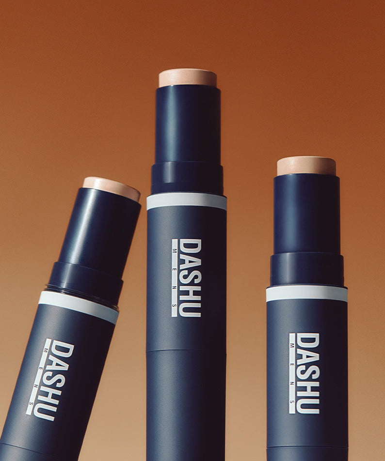 DASHU Men's Multi-Cover Stick Foundation de la marque DASHU, sticks de fond de teint, sur fond orange.