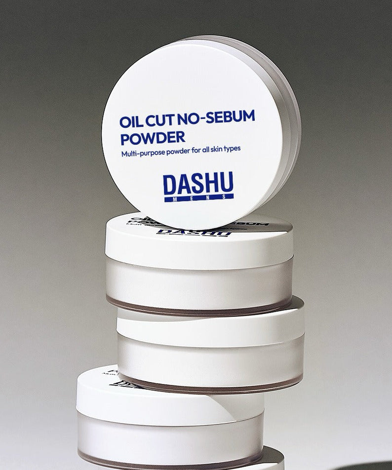 DASHU Men's Oil Cut No-Sebum Powder 5g, pot et boîte blanche sur fond gris, produit anti-brillance pour hommes