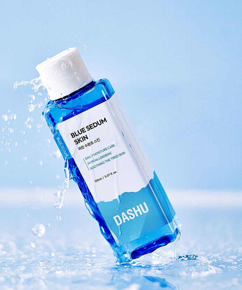 DASHU Boy Blue Moisture Skin 150ml hydratant en bouteille bleue sur fond aquatique
