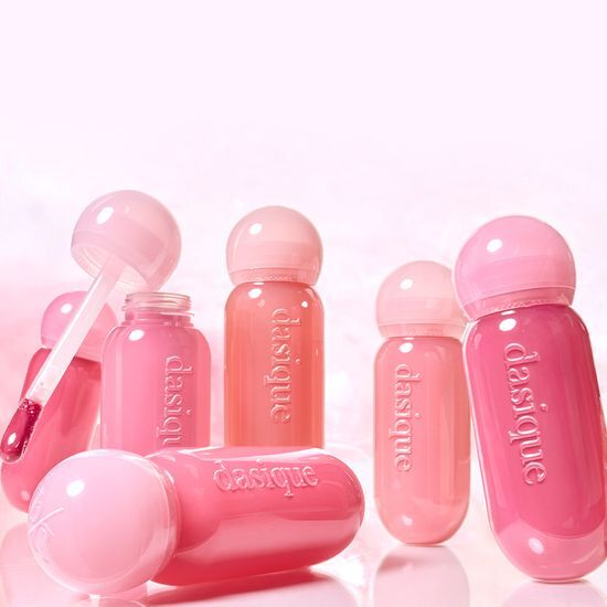 DASIQUE Dewy Glow Tint de la marque DASIQUE, flacons rose dégradé sur fond rose pastel, effet glow