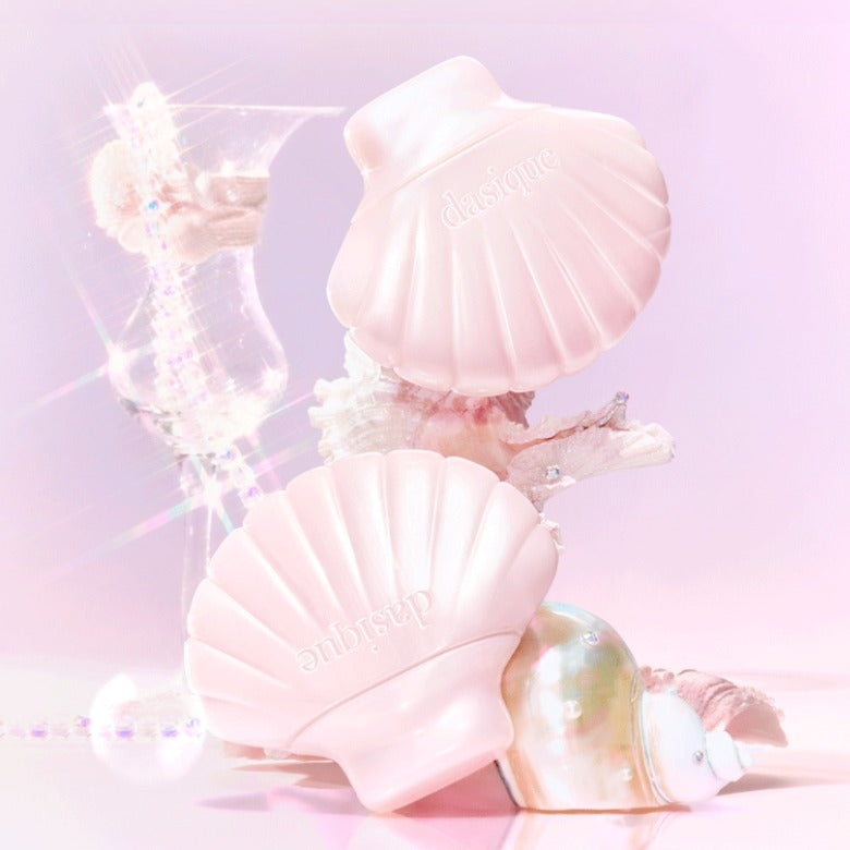 DASIQUE Glow Shell Base, coque nacrée rose sur fond pastel, ambiance beauté, marque DASIQUE en gros plan.