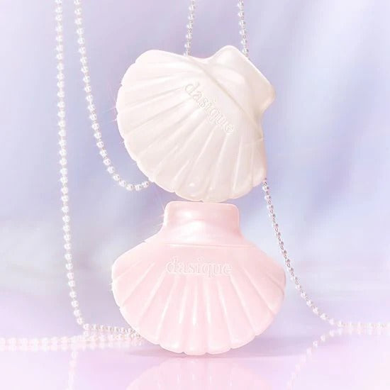 DASIQUE Glow Shell Base : base vernis nacrée en coquillage sous collier perles, fond pastel doux, marque DASIQUE.
