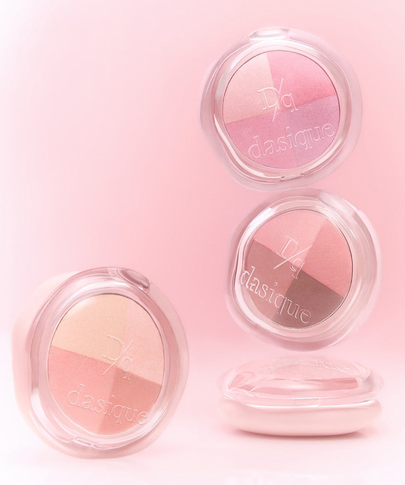 DASIQUE Multi Quad Shadow de marque DASIQUE, quads de maquillage dans un packaging transparent sur fond rose.