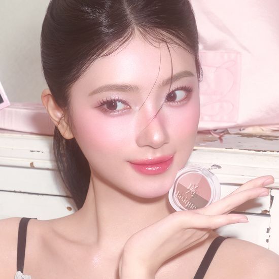 DASIQUE Multi Quad Shadow : maquillage des yeux sur une femme au visage lumineux, produit de la marque DASIQUE en contexte beauté.