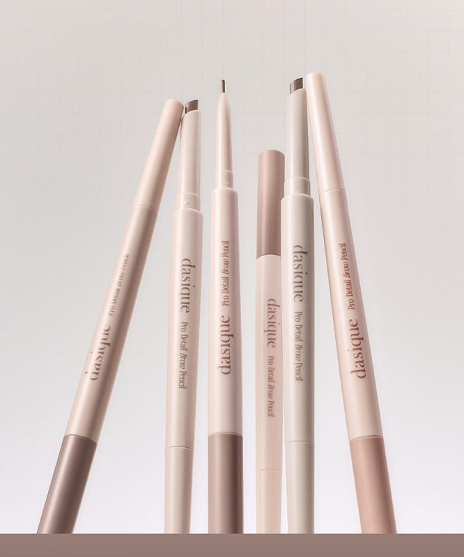 DASIQUE Pro Detail Brow Pencil 6 colors de la marque DASIQUE, stylos à sourcils beige sur fond clair.
