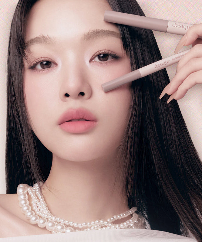 DASIQUE Pro Slim Brow Cara 6 colors, mascara à sourcils de la marque DASIQUE, appliqué sur maquillage près du visage